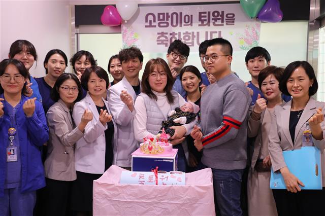 ‘소망이’ 퇴원기념 사진찍는 의료진들