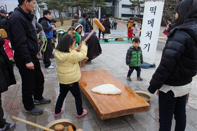 국립전주박물관의 설 대보름맞이 문화축전을 찾은 관광객들이 떡메치기를 하며 즐거운 설 명절을 보내고 있다.