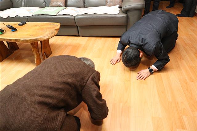 독립유공자 향해 큰절하는 정세균 국무총리