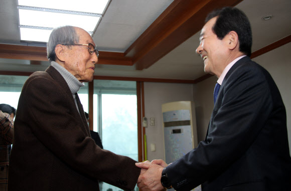 독립유공자 가정 방문한 정세균 총리