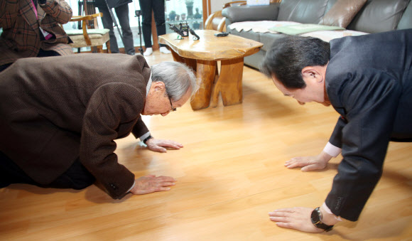 정세균 총리, 김영관 지사와 맞절