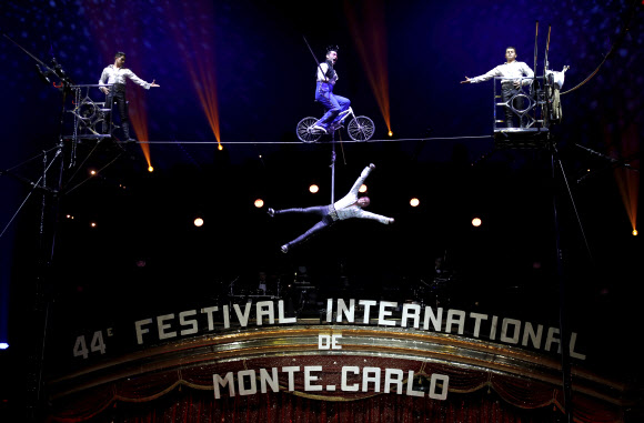 22일(현지시간) 모나코에서 열린 제44회 몬테카를로 국제 서커스 페스티벌에서 아얄라 서커스단 단원들이 공연을 하고 있다. AP 연합뉴스