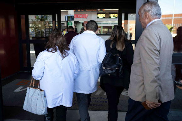 ‘우한 폐렴’ 공항에 배치되는 멕시코 보건 당국자들