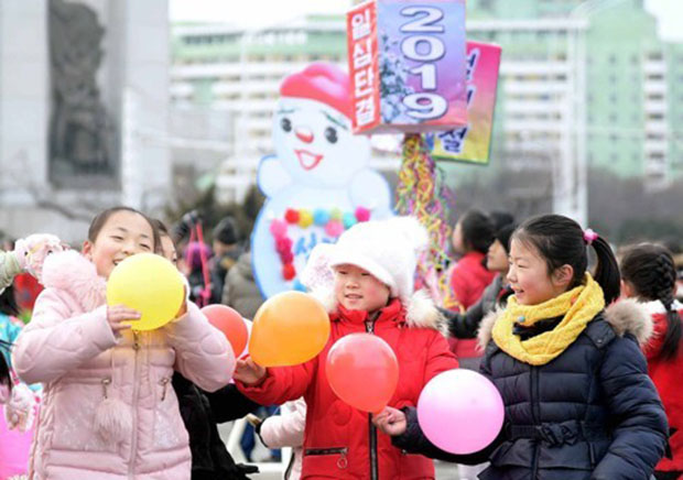 북한 어린이들이 지난해 설 명절을 즐기는 모습. 연합뉴스 자료사진