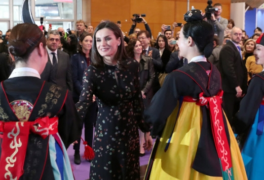 한국 전통공연단 격려하는 스페인 왕비