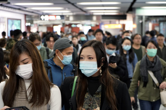 마스크 쓴 승객들로 붐비는 홍콩 전철역