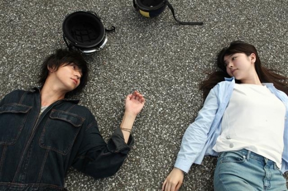 영화 ‘아사코’ 속 가라타 에리카(오른쪽)와 히가시데 마사히로.