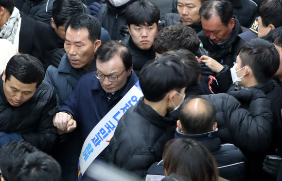 이해찬 대표, 장애인단체 항의에 ‘몸살’