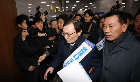 장애인단체 항의받는 이해찬 대표