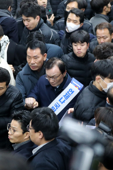 장애인단체 항의받는 이해찬 대표