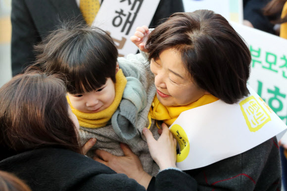 귀성하는 어린이 안아주는 심상정