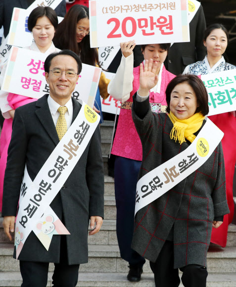 귀성객 향해 손 흔드는 심상정