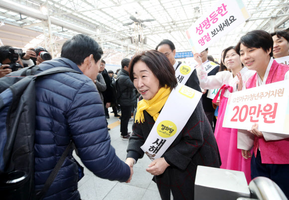 귀성객과 인사 나누는 심상정