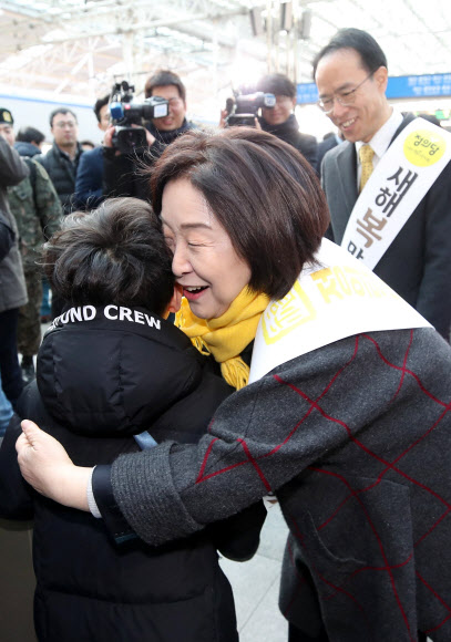 어린아이 꼭 안아주는 심상정