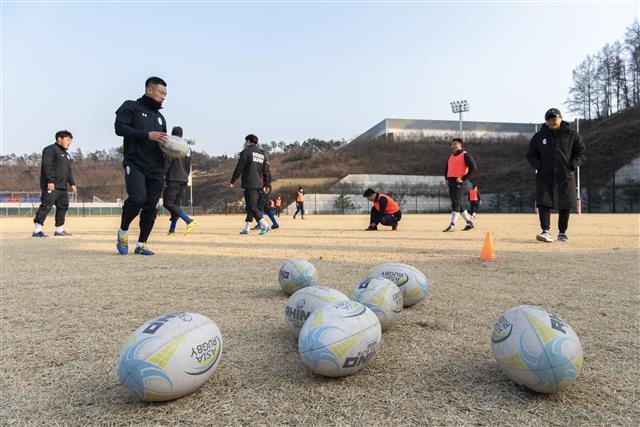 지난 14일 훈련에 앞서 몸을 풀고 있는 한국 남자 럭비 대표팀