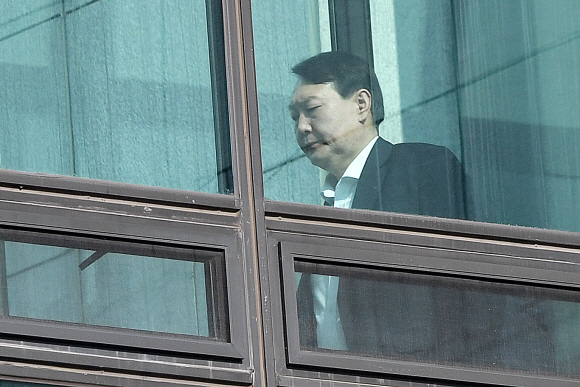 윤석열 총장이 23일 대검찰청 구내식당으로 걸어가는 모습. 오장환 기자 5zzang@seoul.co.kr