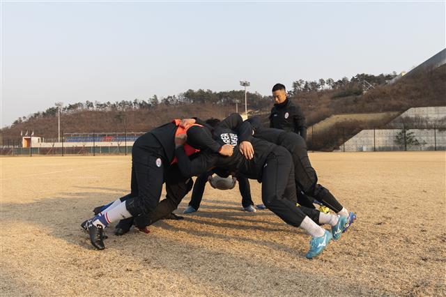 한국 럭비 사상 처음으로 올림픽 본선 무대에 나서는 대표팀이 선수촌에서 스크럼 훈련을 하고 있다. 스크럼은 럭비에서 공을 따내기 위해 선수들끼리 엎드린 자세로 어깨를 걸고 취하는 대형을 말한다.