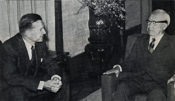 1960년 4월 26일 월터 매카너기(왼쪽) 당시 주한 미국대사가 경무대에서 이승만 대통령과 회동하고 있다. 매카너기 대사는 이날 이 대통령으로부터 하야 의사를 확인받았다. 연합뉴스