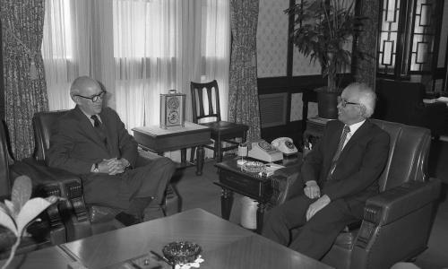 1981년 6월 윌리엄 글라이스틴(왼쪽) 당시 주한 미국대사가 국무총리실에서 남덕우 총리를 접견하고 있다. 자료 국가기록사진