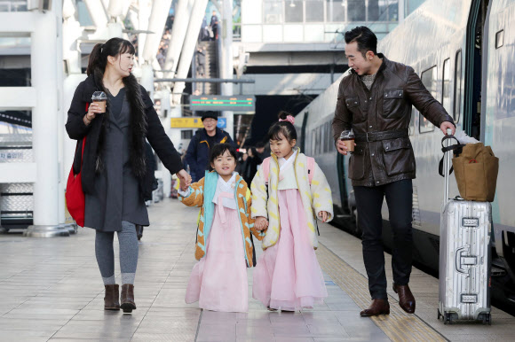 설 연휴를 하루 앞둔 23일 서울역에서 한 가족이 부산행 열차를 타기 위해 이동하고 있다. 연합뉴스