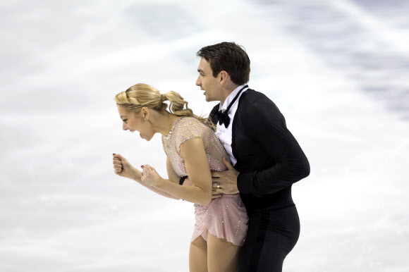 23일(현지시간) 미국 노스캐롤라이나주 그린즈버러의 그린즈버러 콜로세움에서 ‘2020 U.S. 피겨선수권대회’ 페어 쇼트프로그램 경기가 펼쳐지고 있다. AP 연합뉴스