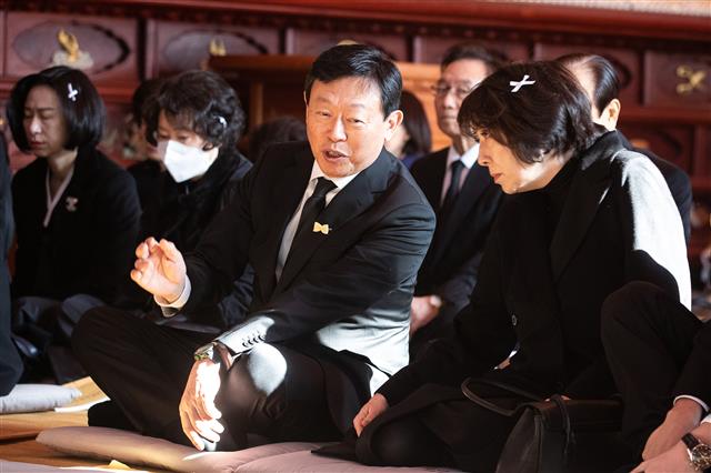 가족들과 대화하는 신동빈 롯데그룹 회장