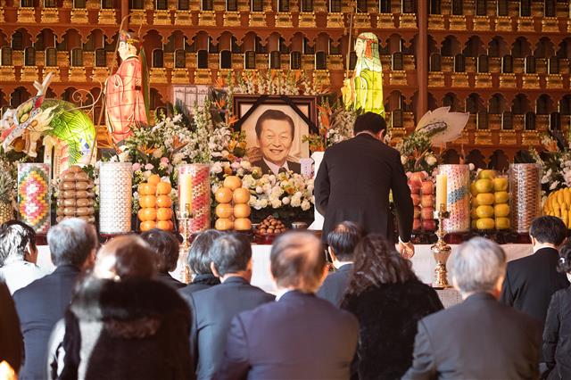 고 신격호 롯데그룹 명예회장 49재 초재 봉행