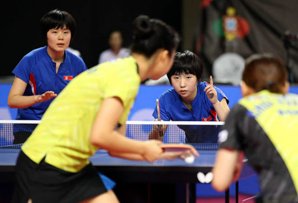 마주한 남북 여자 탁구