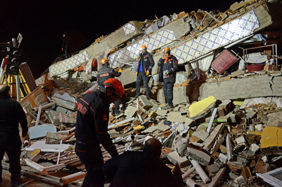 터키 동부 규모 6.8 지진 구조작업   