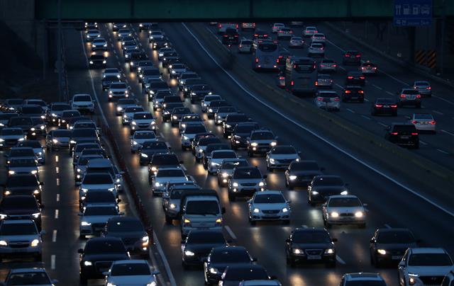 차량 늘어선 고속도로  설 명절인 25일 오후 경기도 용인시 기흥구에서 바라본 경부고속도로가 귀성 귀경 차량들로 붐비고 있다. 2020.1.25/뉴스1
