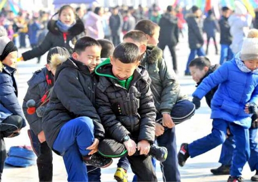 설 맞아 광장서 뛰노는 北어린이들…“행복의 설명절”