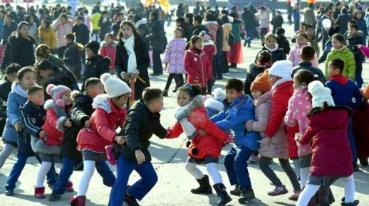 북한의 설풍경...“광장서 청소년들 민속놀이”