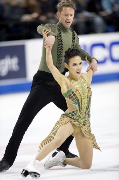 메디슨 척과 에반 베이츠가 25일(현지시간) 미국 그린즈버러에서 열린 ‘미국 피겨 스케이팅 선수권 대회(the U.S. Figure Skating Championships)’ 중 시니어 프리 댄스 롱 프로그램 챔피언십 프리 스케이트 프로그램에서 멋진 연기를 펼치고 있다. AP 연합뉴스