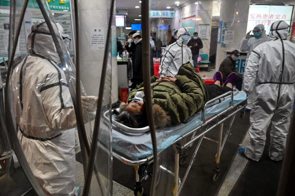 중국 우한 적십자 병원에서 의료진이 코로나 바이러스에 감염된 환자를 돌보고 있다. 중국인민해방군은 우한에 긴급 병력을 투입했다. AFP통신 연합뉴스