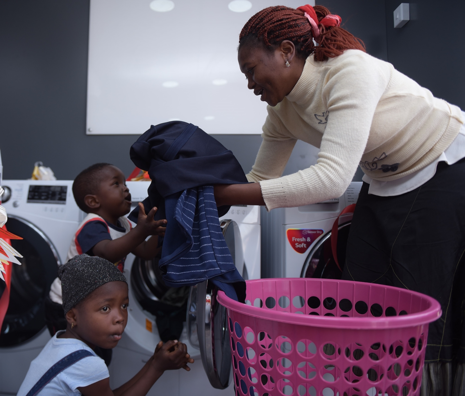 지난 25일 나이지리아 카노주의 LG브랜드샵 안 세탁방을 찾은 현지 주민이 LG전자의 세탁기와 건조기를 무료로 사용해보고. LG전자 제공