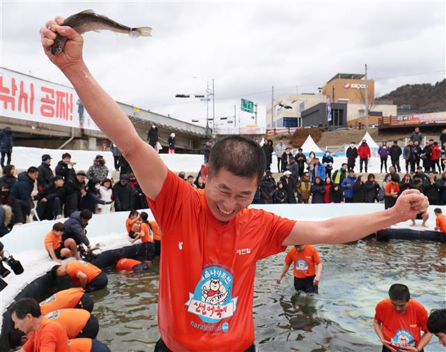 ‘황금 산천어 짜릿한 손맛’