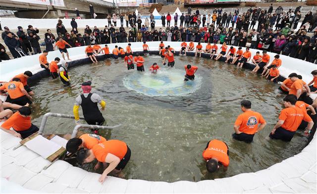 추위 잊은 관광객...산천어 잡으러 ‘풍덩’