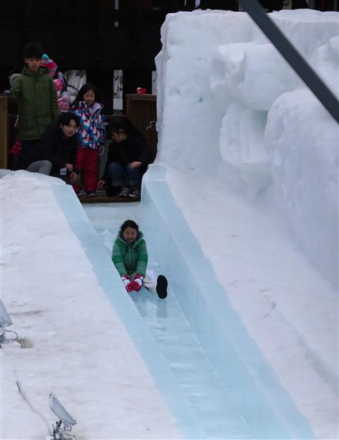 ‘신나는 산천어축제 얼음미끄럼틀’