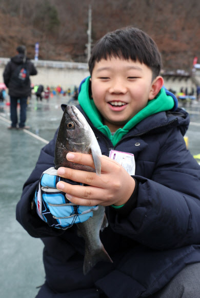 큰 산천어 잡았어요