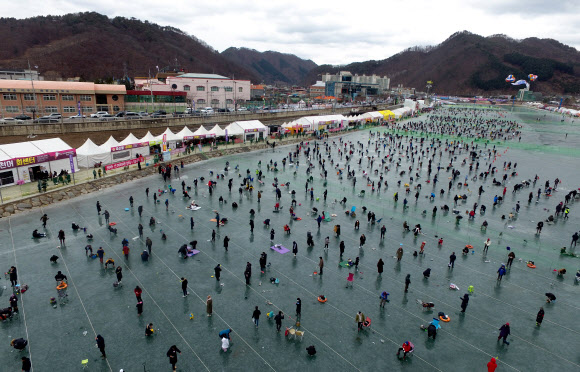 화천천 얼음벌판 메운 강태공들