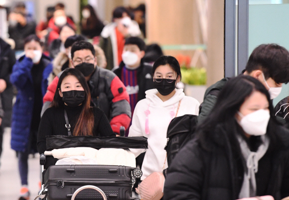 27일 오후 신종코로나바이러스 감염증이 확대되고 있는 가운데 인천국제공항 입국장에 입국자들이 마스크를 하고 들어오고 있다. 2020.1.27. 김명국 선임기자 daunso@seoul.co.kr