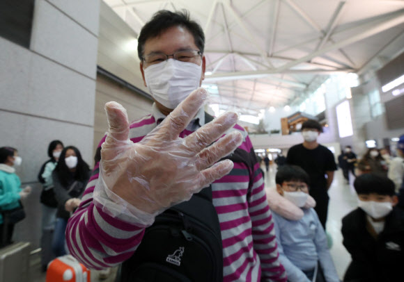 마스크는 기본, 비닐장갑까지