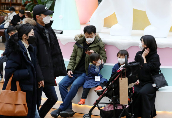 마스크 쓰고 연휴 보내는 시민들