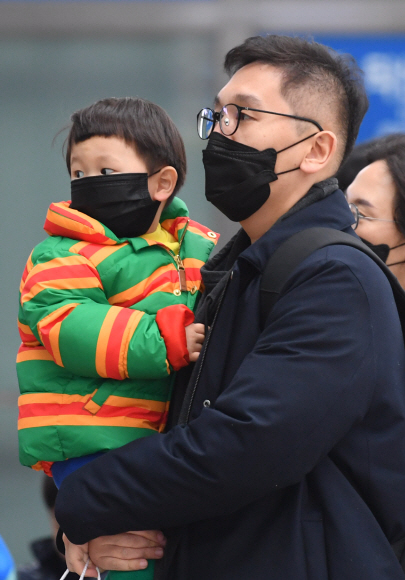우한폐렴이 확산되는 27일 서울역에서 귀경객들이 마스크를 쓰고 있다. 2020.1.27. 박지환 기자 popocar@seoul.co.kr