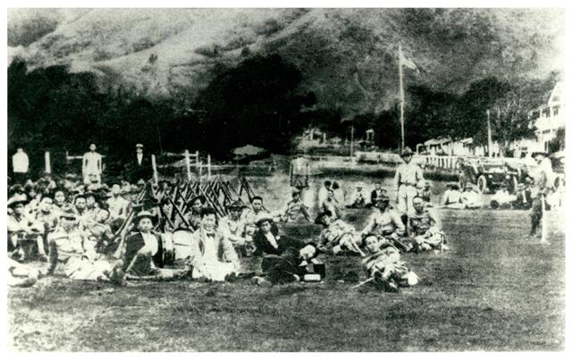1914년 6월 10일 독립군 양성 부대인 국민군단 요원들이 하와이 아후마누 농장에서 훈련 도중 휴식하는 모습(국사편찬위원회 제공) .