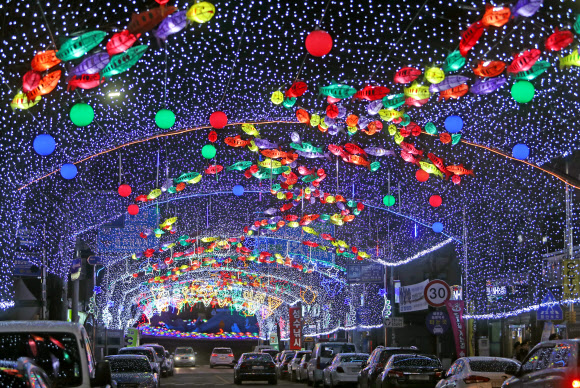 27일 오후 강원 화천군 화천천에서 산천어축제가 개막한 가운데 화천읍 도심 선등거리에 다양한 조명이 환하게 켜져 있다. 2020.1.27  연합뉴스