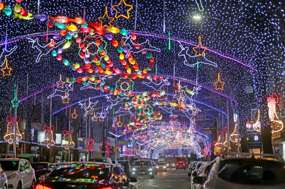 27일 강원 화천군 화천천에서 산천어축제가 개막한 가운데 화천읍 도심 선등거리에 다양한 조명이 환하게 켜져 있다. 2020.1.27  연합뉴스