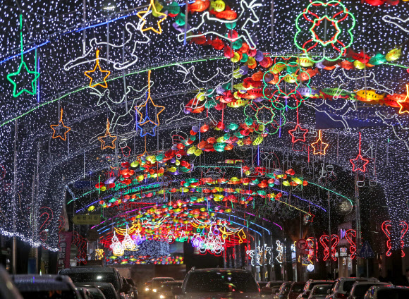 27일 강원 화천군 화천천에서 산천어축제가 개막한 가운데 화천읍 도심 선등거리에 다양한 조명이 환하게 켜져 있다. 2020.1.27  연합뉴스