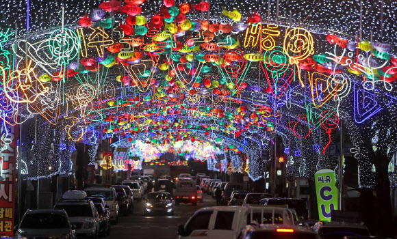 27일 강원 화천군 화천천에서 산천어축제가 개막한 가운데 화천읍 도심 선등거리에 다양한 조명이 환하게 켜져 있다. 2020.1.27  연합뉴스