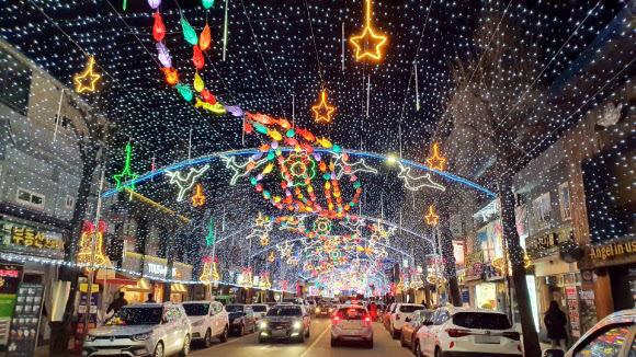 27일 강원 화천군 화천천에서 산천어축제가 개막한 가운데 화천읍 도심 거리에 다양한 조명이 환하게 켜져 있다. 2020.1.27  연합뉴스